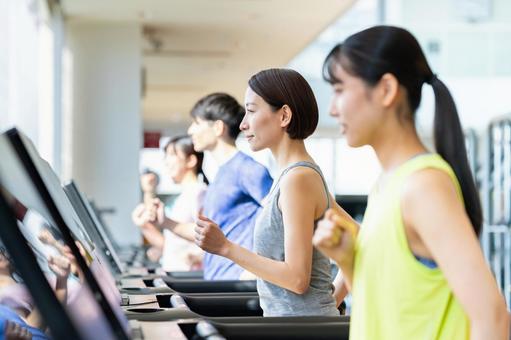 ジムでトレーニングする人々 ジム,フィットネス,フィットネスクラブの写真素材