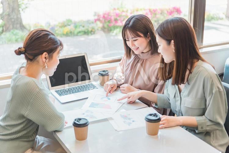 資料を見ながら会議・ミーティングする女性 ビジネス,打ち合わせ,提案の写真素材