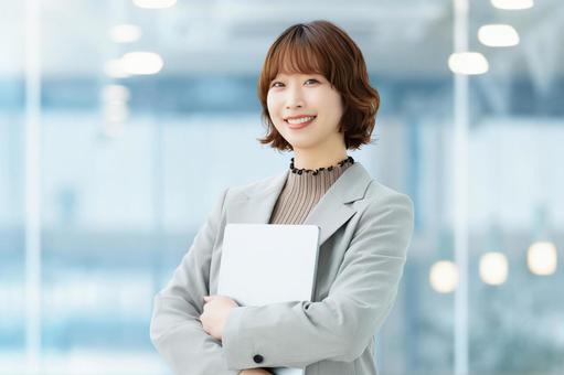 パソコンを持つ女性・ビジネスウーマン 女性,パソコン,笑顔の写真素材