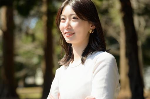 公園で微笑む女性 公園で微笑む女性 女性,外出,新緑の写真素材