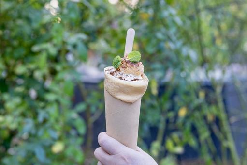 手に持ったコーヒークレープ クレープ,コーヒー,アイスの写真素材