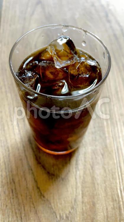 アイスコーヒー　珈琲　木目背景 アイスコーヒー,コーヒー,ブラックの写真素材
