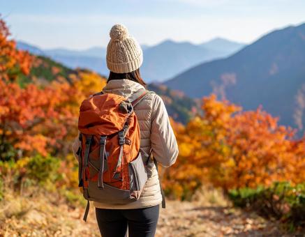 紅葉の山道を登る女性登山者の後ろ姿 紅葉の山道を登る女性登山者の後ろ姿の写真
