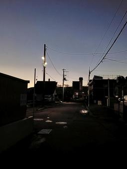 白暮の住宅街 白暮,住宅街,夕方の写真素材