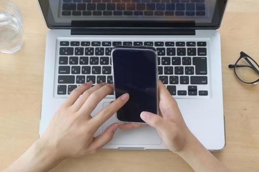 スマホを指さす男性の手 スマホ,男性,パソコンの写真素材