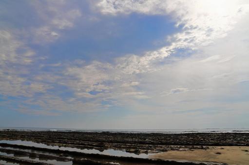 白浜の海　雲の多い空　太陽 海,海岸,岩の写真素材