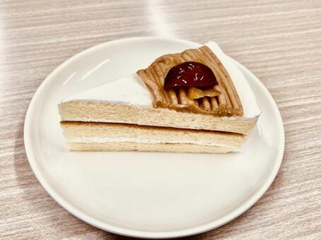 三角ケーキのモンブラン 横 モンブラン,ケーキ,ショートケーキの写真素材
