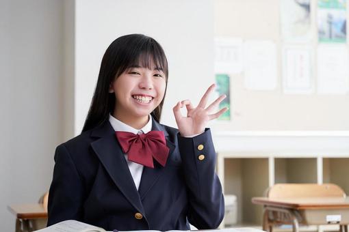 Japanese girls junior high school students doing OK poses in the classroom, étudiant du collège, femme, japonais, JPG