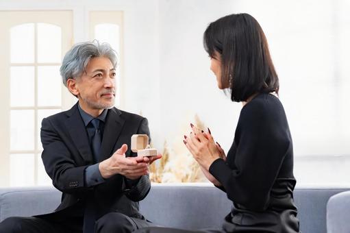 男性が女性にプレゼントを差し出すシーン	 プロポーズ,結婚,婚約の写真素材