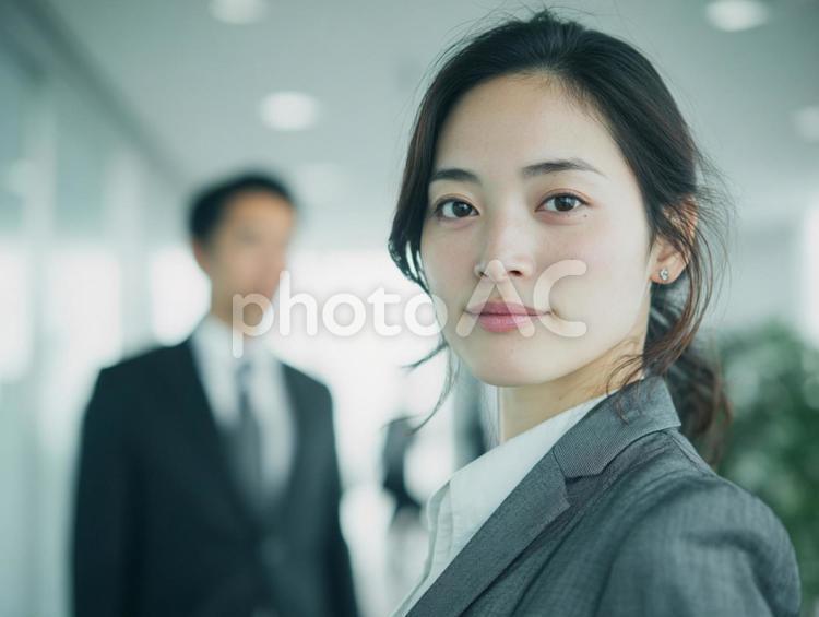 カメラ目線のスーツの女性 女性,スーツ,ビジネスの写真素材