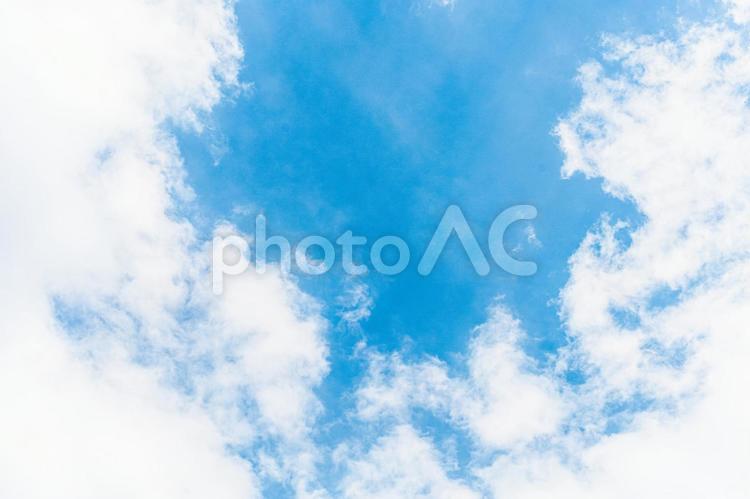 美しい青空　晴れ　空　背景 空,青空,青い空の写真素材