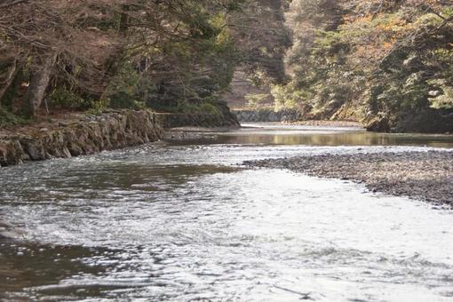 Clear streams and stone-paved valley paths, JPG