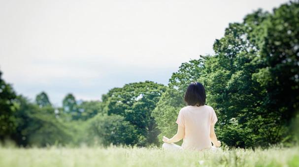 A woman meditating on a natural lawn, méditation, fem, pelouse, JPG