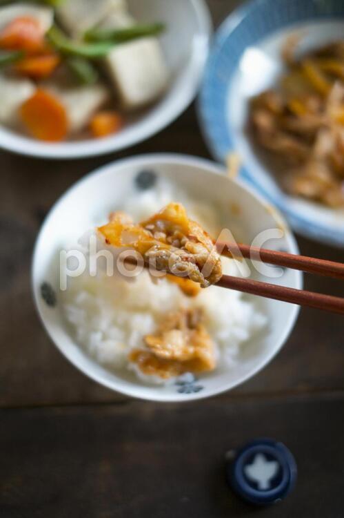 豚キムチをご飯に乗せて食べる 豚キムチ,キムチ,豚肉の写真素材