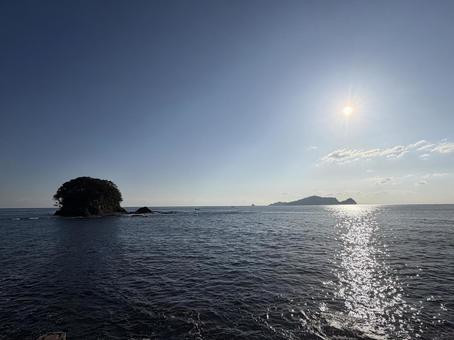 古牟岐海岸からの海と鳥居 徳島,海,海外の写真素材