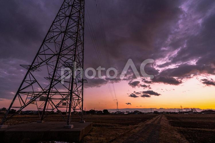 そびえたつ送電鉄塔の夕暮れ 空,鉄塔,送電線の写真素材