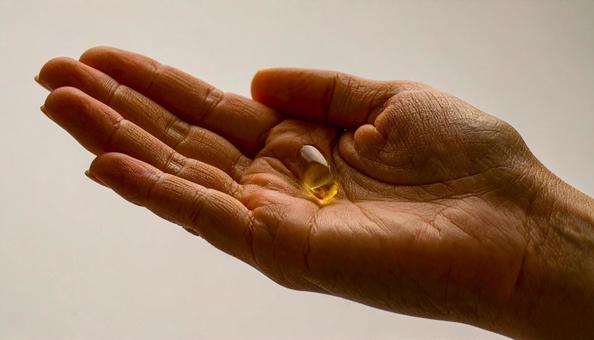 手に薬 白背景 手に薬 白背景の写真