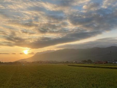 朝焼け空と電車 朝焼け空と電車 朝焼け,朝日,電車の写真素材