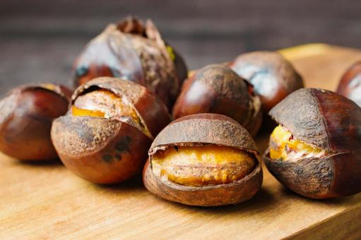 横から撮った焼き栗 横から撮った焼き栗 焼き栗,栗,秋の写真素材