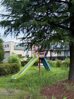 荒れた公園の滑り台 荒れた公園の滑り台 雑草,町中,公共の写真素材