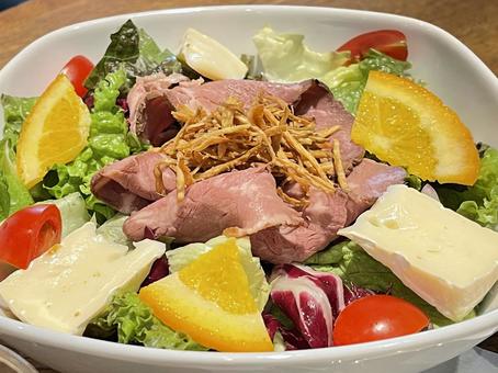 肉とチーズの乗ったヘルシーサラダランチ 肉とチーズの乗ったヘルシーサラダランチ サラダ,野菜,モッツァレラの写真素材