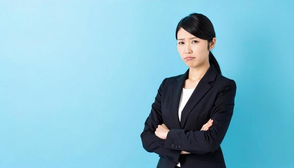 不機嫌な顔のビジネスウーマン 不機嫌な顔のビジネスウーマンの写真