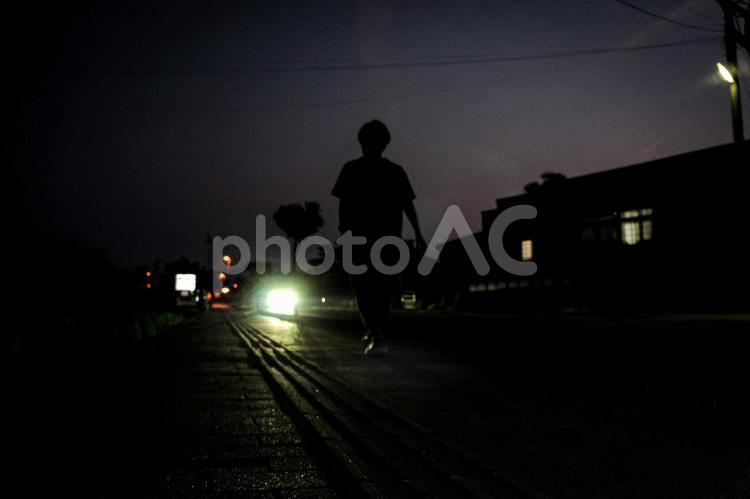 ＜素材＞夜道をウォーキングする女性の姿 女性,夜,ウォーキングの写真素材
