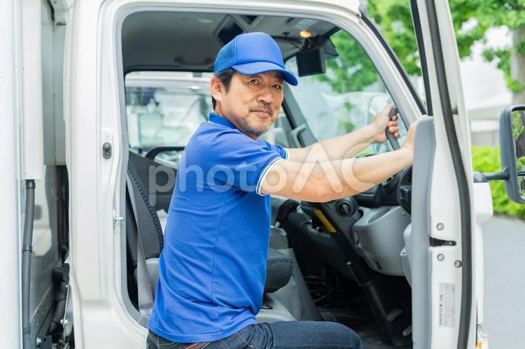 ドライバーの男性 トラック,笑顔,ドライバーの写真素材