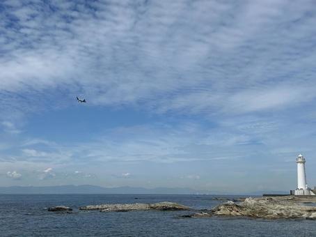 いわし雲と飛行機と野間崎灯台 いわし雲と飛行機と野間崎灯台 野間崎灯台,いわし雲,飛行機の写真素材