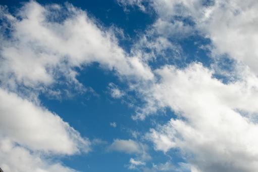 秋の空と雲 秋の空と雲 秋空,秋晴れ,千里中央の写真素材