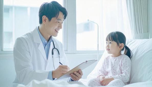 子供の患者と問診する医師 子供の患者と問診する医師の写真