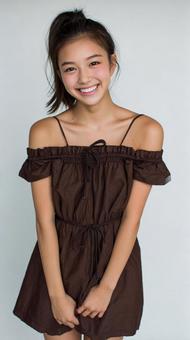 茶色のドレスを着た少女 茶色のドレスを着た少女の写真