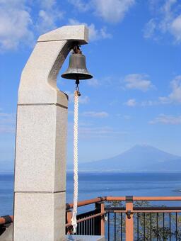 晩秋の恋人岬の愛の鐘と富士山 恋人岬,ラブコールベル,愛の鐘の写真素材