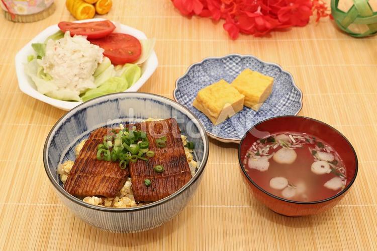 ウナギの蒲焼丼風 かまぼこ,練り物,ウナギの写真素材