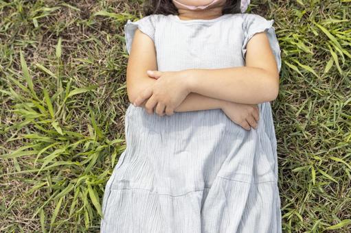 芝生に寝転ぶ女の子(5歳、顔無し) 芝生に寝転ぶ女の子(5歳、顔無し) 女の子,子供,寝るの写真素材