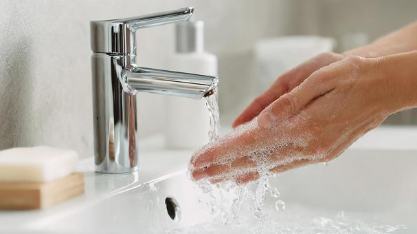 手を洗う人のクローズアップ 手を洗う人のクローズアップの写真