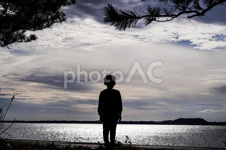 R＜人物素材＞海を眺める男の子 子供,海,海岸の写真素材