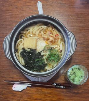 鍋焼きうどんとおいしい酵素青汁DX牛乳 鍋焼きうどんとおいしい酵素青汁DX牛乳 昼食,鍋焼きうどん,ワカメの写真素材