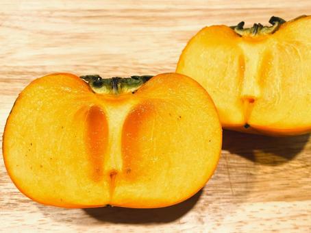 半分にカットした種なし柿の断面３６ 柿,たねなし柿,断面の写真素材