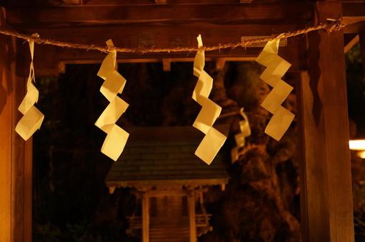深夜の熱海、来宮神社大楠の賽銭箱の紙垂 深夜の熱海、来宮神社大楠の賽銭箱の紙垂の写真
