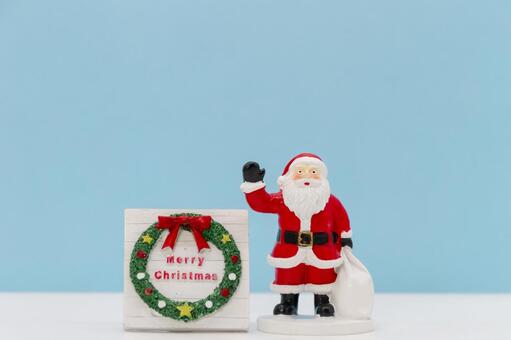 サンタの置物とクリスマスの飾り（水色） サンタクロース,クリスマス,メリークリスマスの写真素材