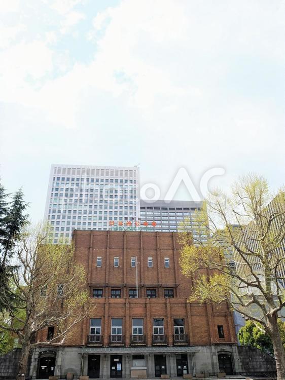 高層ビルをバックにした日比谷公会堂の風景 日比谷公会堂,高層ビル,都市風景の写真素材