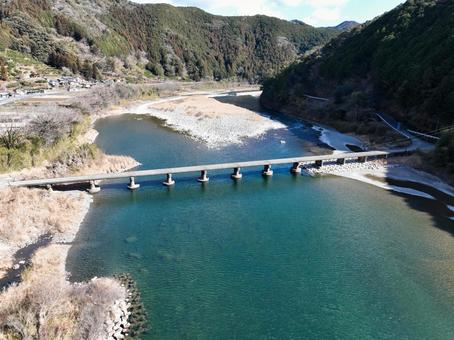 高知県越知町 上空から見た片岡沈下橋 高知県越知町 上空から見た片岡沈下橋 片岡沈下橋,沈下橋,橋の写真素材