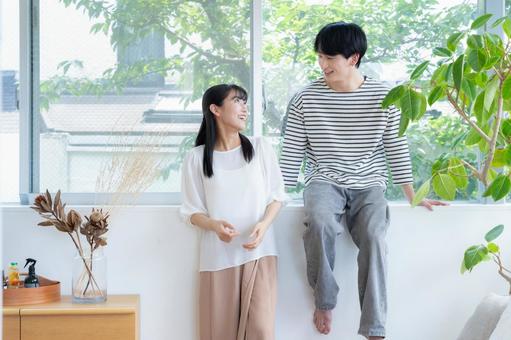 リビングでくつろぐ若いカップル リビングでくつろぐ若いカップル 夫婦,カップル,リビングの写真素材
