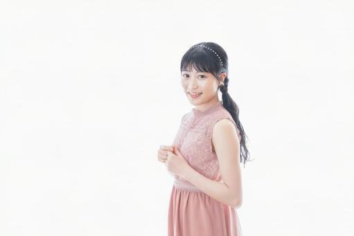披露宴に参加する若い女性 披露宴に参加する若い女性の写真