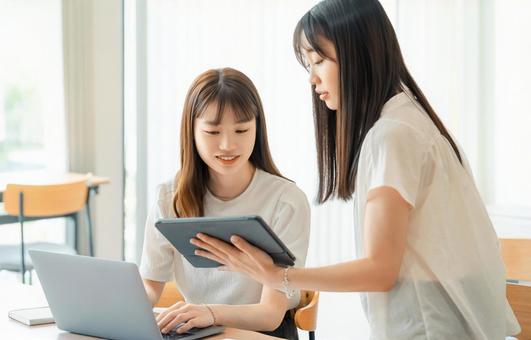 ミーティングをする2人のビジネスウーマン ミーティングをする2人のビジネスウーマン 女性,ビジネス,ミーティングの写真素材
