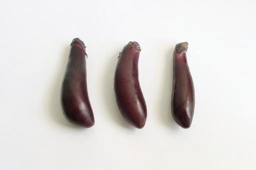 並んだ三本のなす 並んだ三本のなすの写真