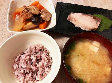 【手作り和食】ブリの塩焼きと煮物の夕ご飯 【手作り和食】ブリの塩焼きと煮物の夕ご飯 夕ご飯,ぶりの塩焼き,煮物の写真素材