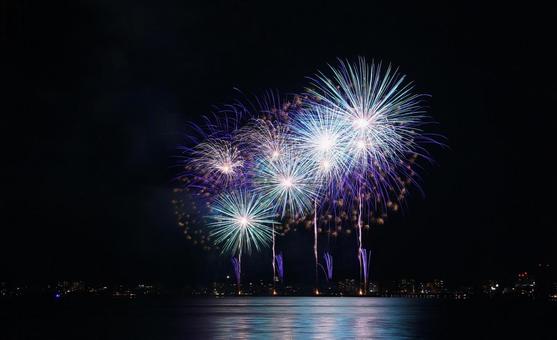夜空を彩る湖上打ち上げ花火/松江水郷祭 打ち上げ花火,花火,夏の写真素材