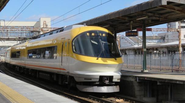 Ise-Shima Liner stopping at Kuwana Station, JPG